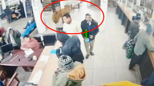 ব্যাংকের ভেতরে আড়াই লাখ টাকা খোয়ালেন ব্যবসায়ী