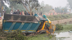 নওগাঁয় ট্রাকচাপায় ভ্যানের ৫ যাত্রী নিহত