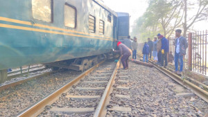 ভৈরবে বগি লাইনচ্যুত, ঢাকা-চট্টগ্রাম-সিলেট ট্রেন চলাচল বন্ধ
