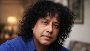 ‘মনে হয় আব্বা যেন পাশে বসে আছেন–নীরবে শুনছেন, মৃদু হাসছেন...’