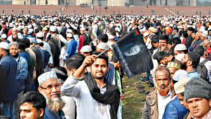 ক্ষমতার বাইরে থেকেও জনতার অন্তরে