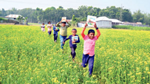 নতুন বই নিয়ে হাসিমুখে বাড়ি ফিরল শিশুরা