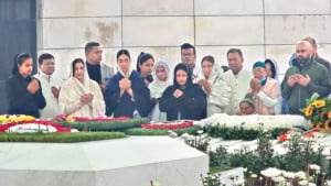 খালেদা জিয়ার কবরে মানুষের ঢল, ছিলেন জাইমাও