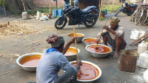 কুঠিবাড়িতে কুয়াশাঢাকা ভোরে গুড় তৈরির ধুম