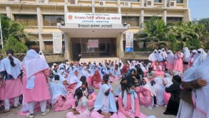 শিক্ষকের ওপর হামলা শিক্ষার্থীদের বিক্ষোভ