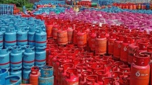 এলপিজি নৈরাজ্য ঠেকাতে জিটুজি আমদানি