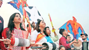 হরেক ঘুড়িতে রঙিন পুরান  ঢাকার আকাশ