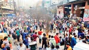 রাজধানীতে ছয় ঘণ্টায় পাঁচ স্থানে অবরোধ, ভোগান্তি