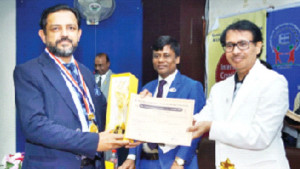 আন্তর্জাতিক ক্রিয়েটিভ আর্টস অ্যাওয়ার্ড পেলেন আশানুর রহমান
