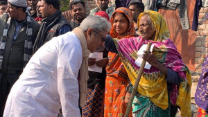 এলাকার উন্নয়নসহ নানা প্রতিশ্রুতি নিয়ে প্রথম দিনের প্রচারণা