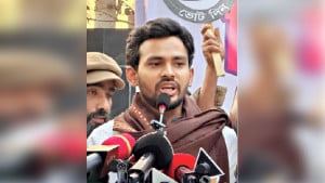 আগে বাস থেকে নামুন, দেশটাকে হেঁটে চিনুন