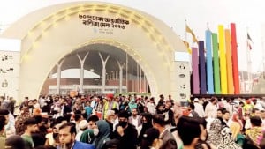 শেষ সাপ্তাহিক ছুটিতে উপচে পড়া ভিড়, ছাড়ের ছড়াছড়ি