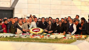 খালেদা জিয়ার কবরে আবুল হোসেনের শ্রদ্ধা