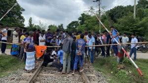 ৮ ঘণ্টা পর রেলপথ ছাড়ল রাবি শিক্ষার্থীরা, ট্রেনের শিডিউল বিপর্যয়
