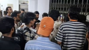 ‘আমি তো একা ধূমপান করছি না, তারা এতটাই মেরেছে যে দাগ দেখলে বুঝতে পারবেন’