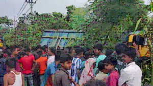 ট্রাকের ধাক্কায় প্রাণ গেল মা ও দুই সন্তানসহ ৪ জনের