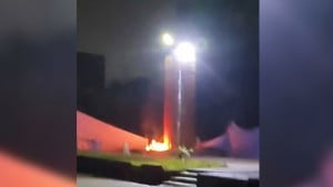 পুলিশের পাহারার মধ্যেই জুলাই স্মৃতিস্তম্ভে আগুন
