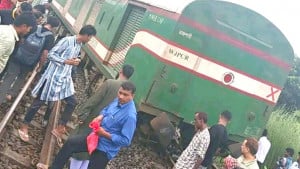 ঈশ্বরদীতে একতা এক্সপ্রেস লাইনচ্যুত, উত্তরাঞ্চলে রেল যোগাযোগ বন্ধ
