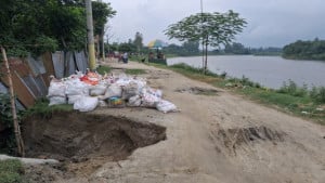 বড় ফাটল ও ধসের ঝুঁকিতে গাইবান্ধা শহর রক্ষা বাঁধ, বন্যার আতঙ্কে বাসিন্দারা