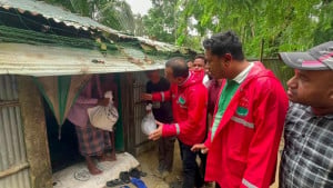 কক্সবাজারে বন্যার্ত মানুষের পাশে ছাত্রদল, দেড় হাজার ত্রাণ বিতরণ
