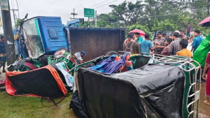 খুলনায় ট্রাক-ইজিবাইক সংঘর্ষ, নিহত ২