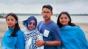 পানিতে ঝাঁপ দিয়ে মেয়েকে বাঁচালেন, তবে ফিরলেন না বাবা