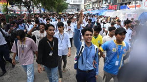 রাজধানীর চার স্থানে সড়ক অবরোধ, সচিবালয়ের দিকে লংমার্চ