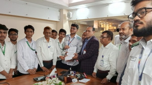 স্থগিত এইচএসসি পরীক্ষা দ্রুত শুরু করতে স্মারকলিপি