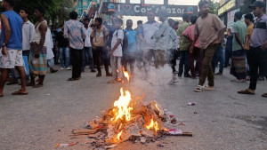 কক্সবাজারে টায়ার জ্বালিয়ে সড়কে বিক্ষোভ, ৭ ঘণ্টা পর প্রত্যাহার