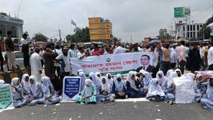 শাজাহানপুরে বিশ্ববিদ্যালয়ের দাবিতে মহাসড়ক অবরোধ, দুর্ভোগে হাজারো যাত্রী