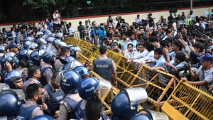 শিক্ষা ভবনের সামনে শিক্ষার্থীরা, পুলিশের ব্যারিকেড