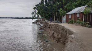 নাগেশ্বরীতে ঘর হারানোর আতঙ্কে দিন কাটে শত পরিবারের