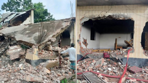মির্জাগঞ্জে আ.লীগ নেতার বাড়ি ভেকু দিয়ে গুঁড়িয়ে দেওয়ার অভিযোগ