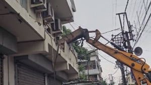 অভিষেকের কার্যালয় বুলডোজার দিয়ে গুঁড়িয়ে দিল স্থানীয় প্রশাসন