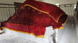 মাজারের গিলাফে আগুন, ধাওয়া খেয়ে পালালেন দুর্বৃত্তরা