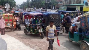 ১০ মিনিটের রাস্তায় লেগে  যায় আধা ঘণ্টার ওপর