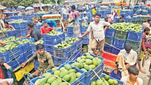 আমবাজারে ‘ঢলতা’র দাপট
