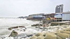 ঢেউয়ে ভাঙছে কুয়াকাটা সৈকত ঝুঁকিতে স্থাপনা