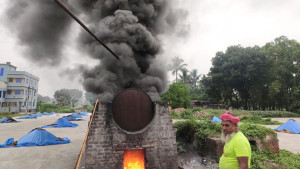 চালকলে অবাধে প্লাস্টিক বর্জ্য পুড়িয়ে ধান সেদ্ধ