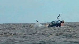 ১১ জেলে নিয়ে সাগরে ট্রলারডুবি, নিখোঁজ ৬