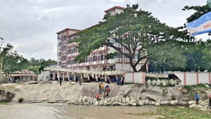 যমুনার গ্রাসে ১৫ বসতভিটা ভাঙনের ঝুঁকিতে মাদ্রাসা
