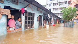 ভারী বৃষ্টি ও ঢলের পানিতে জনজীবন বিপর্যস্ত