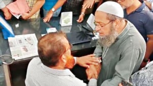 বরিশালে স্বাস্থ্যের পরিচালককে টেনে বের করে কক্ষে তালা
