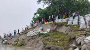 যমুনার ভাঙনে স্পারের ৩০ মিটার ধস, আতঙ্ক