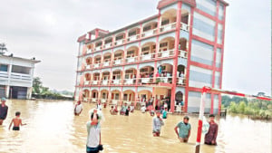 কমতে শুরু করেছে পানি, বেড়েছে দুর্ভোগ