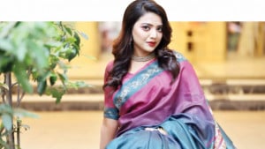 বর্ষায় সাজে ভিন্নতা
