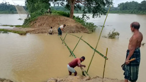 পাঁচ বছরেও শেষ হয়নি বাঁধের কাজ, ঝুঁকিতে ৫ লাখ মানুষ