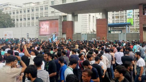 শিক্ষামন্ত্রীর পদত্যাগ দাবিতে অনড় আন্দোলনকারীরা