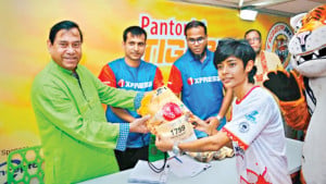 কিট বিতরণে  রানারদের প্রাণবন্ত উপস্থিতি