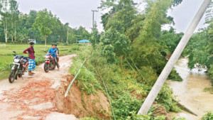 ভারী বর্ষণে সরই ইউনিয়নবাসী যোগাযোগ বিচ্ছিন্ন